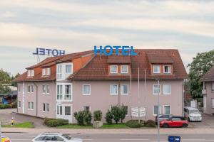 ein Hotelgebäude mit einem Schild darüber in der Unterkunft Euro-Hotel in Kappel-Grafenhausen