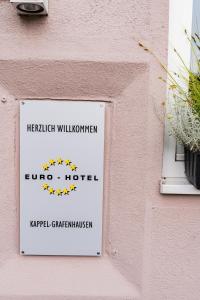 ein Schild für ein Hotel an der Seite eines Gebäudes in der Unterkunft Euro-Hotel in Kappel-Grafenhausen