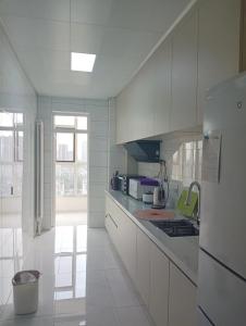 Una cocina o kitchenette en 花沐紫民宿