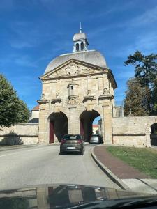 un'auto che attraversa un arco in un edificio di Villa Inès a Langres