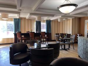 Seating area sa Express Inn Leesville Ft Johnson, SureStay Collection by Best Western