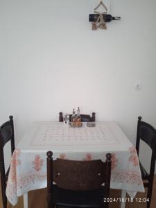 een tafel met een witte tafeldoek erop bij Jelka in Sremski Karlovci