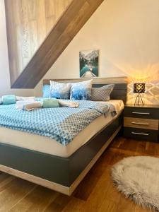 Cama ou camas em um quarto em Apartmán U Tří smrků