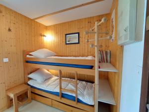 Krevet ili kreveti u jedinici u objektu Appartement cosy à Méaudre - 2 chambres, 5 pers, parking, lave-linge - FR-1-737-39