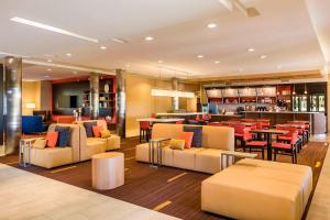 A seating area at Courtyard by Marriott Kalamazoo Portage