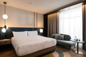 Tempat tidur dalam kamar di Luxembourg Marriott Hotel Alfa