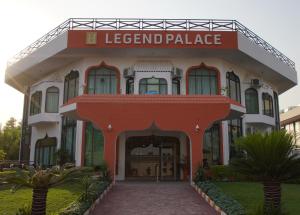 イスラマバードにあるLegend Palace Hotelのレルケンド宮殿の看板を持つ建物