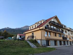 - un bâtiment avec des balcons sur le côté dans l'établissement Tatranka - Vysoké Tatry, à Vysoké Tatry