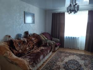 sala de estar con sofá y ventana en Квартира в Коломиї, en Kolomyia