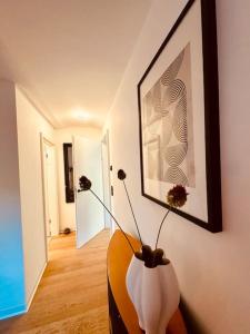 a hallway with a vase with flowers in it at 2 Zimmer Apartment Sindelfingen Böblingen Calw in Aidlingen