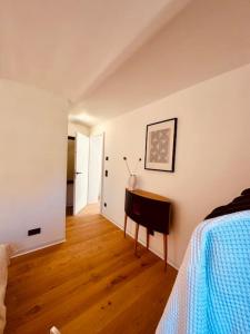 a bedroom with a bed and a wooden floor at 2 Zimmer Apartment Sindelfingen Böblingen Calw in Aidlingen