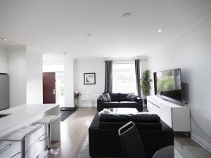 A television and/or entertainment centre at Executive 3 Bedroom Town House