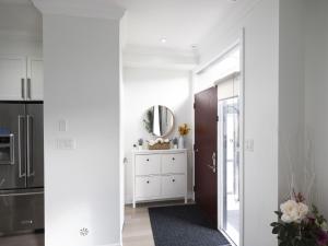 A kitchen or kitchenette at Executive 3 Bedroom Town House