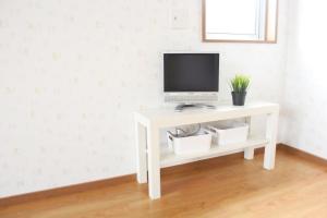 een witte tafel met een televisie erop bij Chiba - House - Vacation STAY 87410 in Chiba