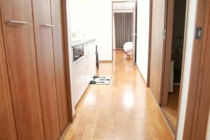 een hal die leidt naar een keuken met een hardhouten vloer bij Chiba - House - Vacation STAY 87410 in Chiba