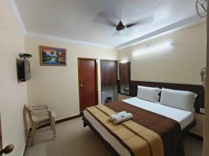 Giường trong phòng chung tại Hotel DKR Residency