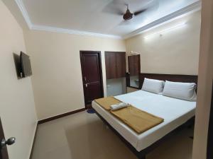 Giường trong phòng chung tại Hotel DKR Residency