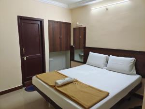 Giường trong phòng chung tại Hotel DKR Residency