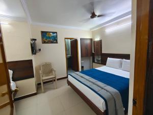 Giường trong phòng chung tại Hotel DKR Residency