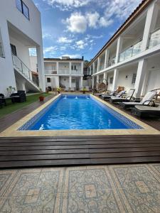 - une piscine au milieu d'un bâtiment dans l'établissement Hotel Kenito, à São Tomé