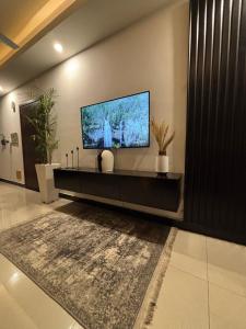 ein Wohnzimmer mit einem Flachbild-TV an der Wand in der Unterkunft Eiffel Tower Apartment in Rawalpindi