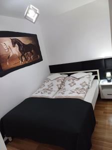 Apartament Niko房間的床