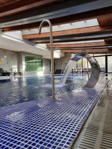 einem Pool mit Wasserrutsche in einem Gebäude in der Unterkunft Pirin Deluxe Spa Studios in Bansko