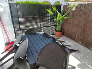 une table bleue et des chaises sur une terrasse dans l'établissement Estudio Caño Guerrero Matalascañas, à Matalascañas