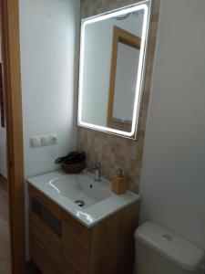 La salle de bains est pourvue d'un lavabo, d'un miroir et de toilettes. dans l'établissement Estudio Caño Guerrero Matalascañas, à Matalascañas