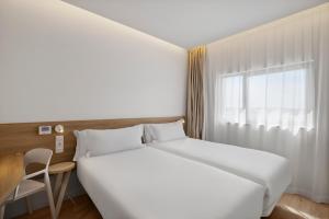 Ένα ή περισσότερα κρεβάτια σε δωμάτιο στο B&B HOTEL Viana do Castelo