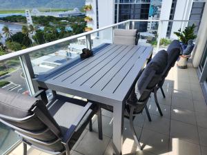 1 Bedroom Apt Ocean view on the Cairns Esplanade 발코니 또는 테라스