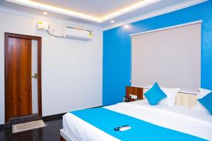 Cama ou camas em um quarto em Hotel Skylights Bangalore Airport