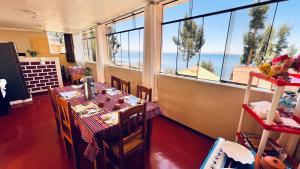 comedor con mesa y vistas al océano en Casa munay lodge - Fernanda, en Puno