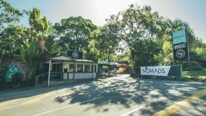 una calle con un cartel delante de un edificio en Nomads Noosa, en Noosa Heads