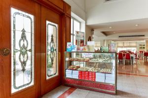 une boulangerie avec une vitrine de pâtisseries dans l'établissement Capital O VResotel, à Nonthaburi