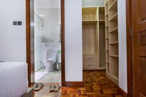 - une chambre avec une salle de bains pourvue de toilettes et d'un placard dans l'établissement Tranquil Residences, à Nairobi