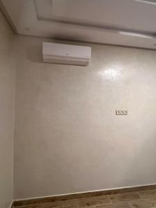 Zimmer mit Klimaanlage an der Wand in der Unterkunft Appartement proche aeroport in Marrakesch