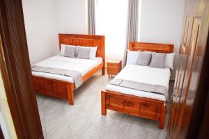 2 camas individuais num quarto com em Mzinyi Homes em Voi