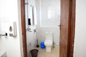 uma casa de banho com um WC branco num quarto em Mzinyi Homes em Voi