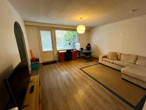 Uma TV ou centro de entretenimento em Townhouse with sauna and private parking in Tampere