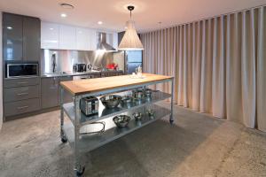 Cuisine ou kitchenette dans l'établissement Zara Tower – Luxury Suites and Apartments