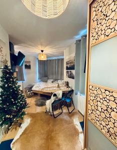 un soggiorno con albero di Natale e tavolo di Apartmán Pec 322 a Pec pod Sněžkou