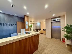 Area lobi atau resepsionis di Hotel Firststay Hongdae