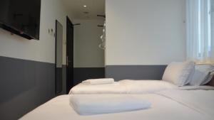 Tempat tidur dalam kamar di VicHaus Serviced Apartment