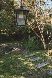 a street light hanging over a path in the grass at Cabaña Win en el Bosque, RUNA YAKU in San Lorenzo