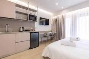 um quarto de hotel com uma cama e uma cozinha em ENeR Studios em Tirana