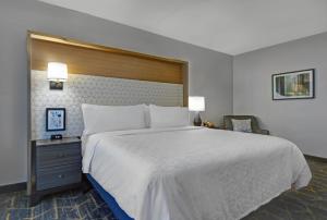 Holiday Inn Philadelphia-Cherry Hill, an IHG Hotel tesisinde bir odada yatak veya yataklar