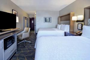 Holiday Inn Philadelphia-Cherry Hill, an IHG Hotel tesisinde bir odada yatak veya yataklar