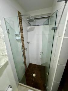 um chuveiro com uma porta de vidro na casa de banho em Hotel Ipanema Meridian em Neiva