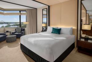 Una cama o camas en una habitación de Crown Metropol Perth